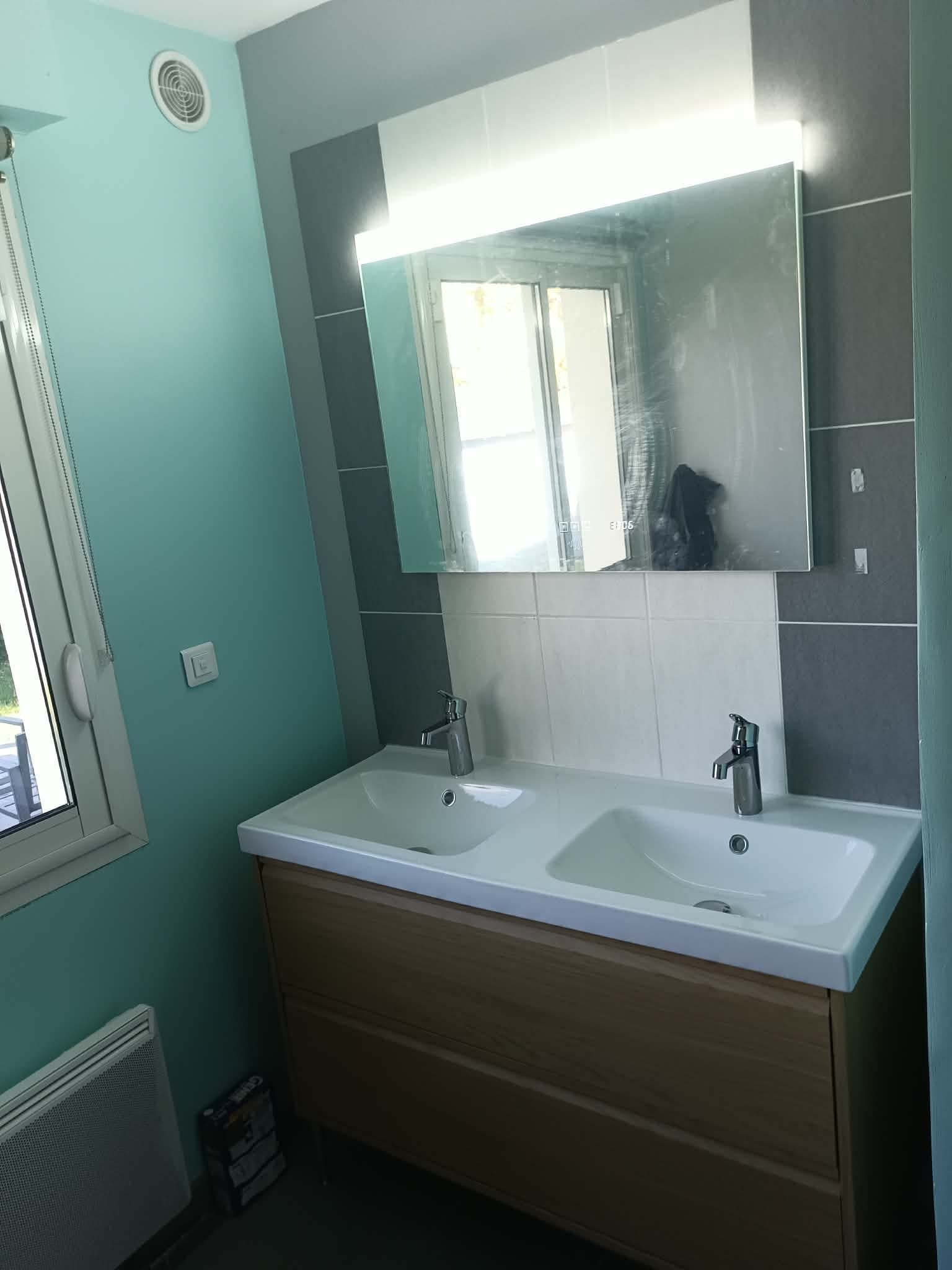 Meuble doubles vasques avec miroir connecté
