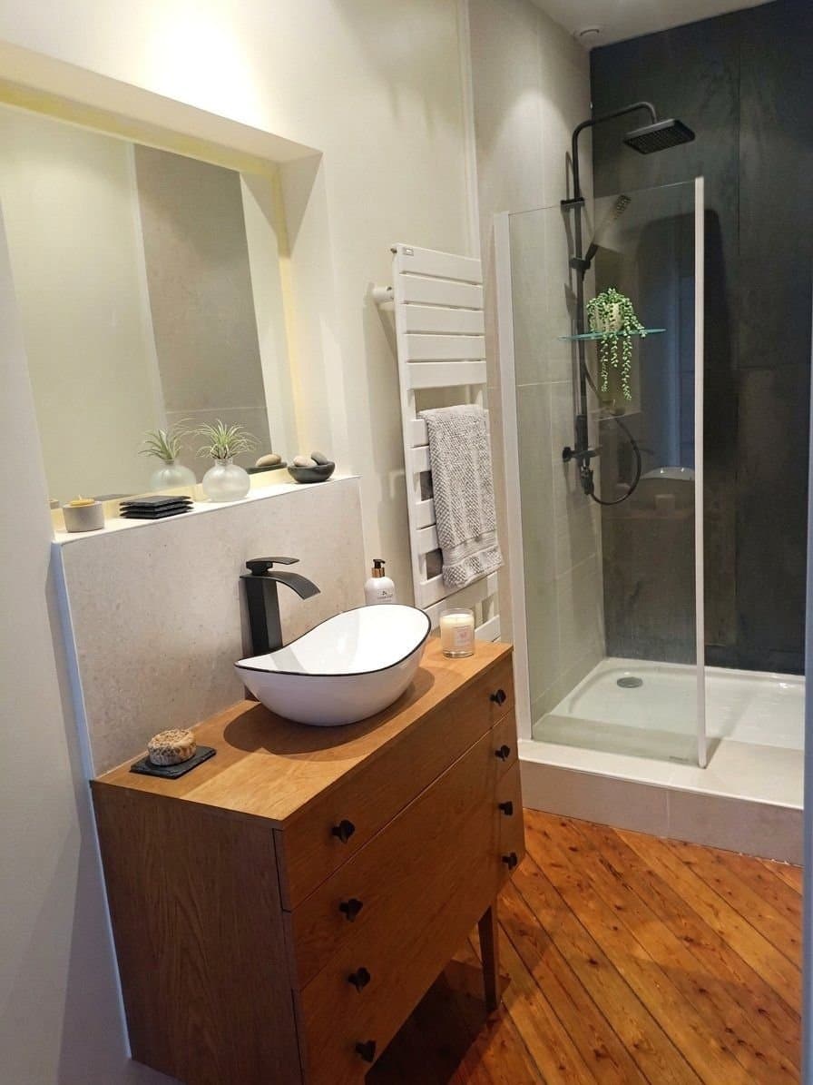 Transformation de la salle de bain avec nouveau meuble vasque et nouvelle faïence plus moderne